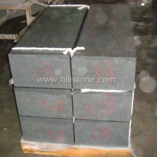 G654 Blue Black Flamed Stone Kerbs