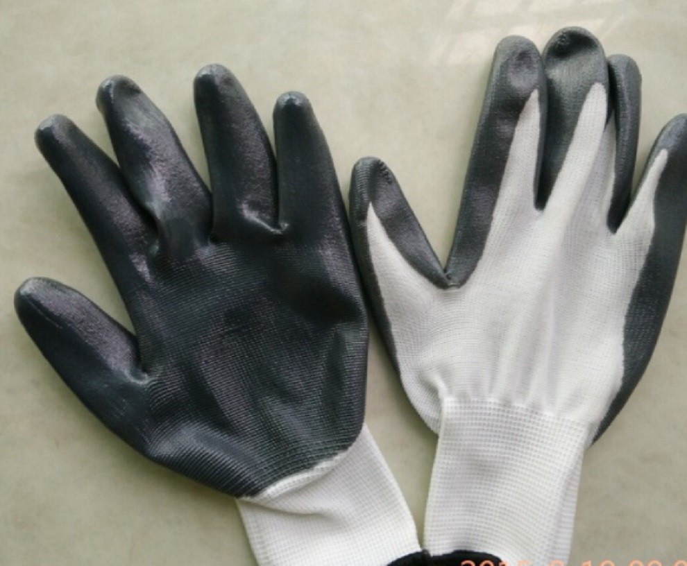 Latex coated glove crinkle surface